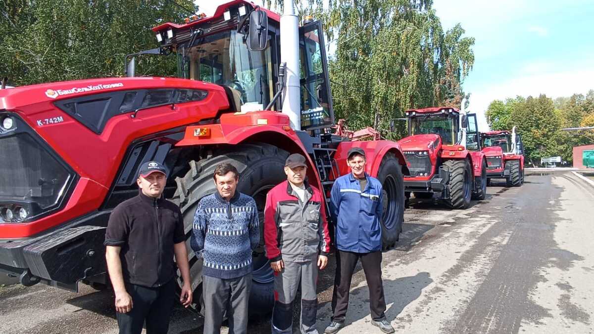 Сегодня ООО МТК Башсельхозтехника передала очередную партию тракторов Кировец  К742М Стандарт-1