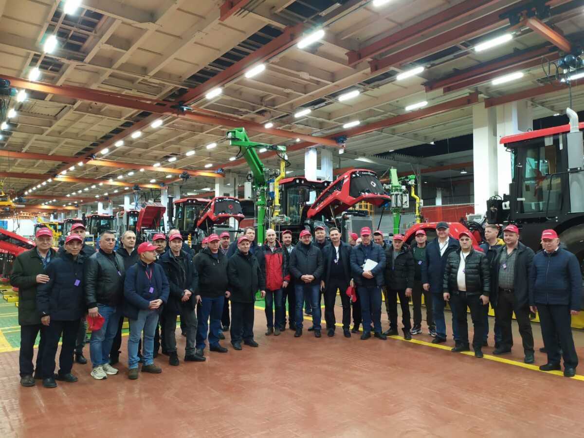 Аграрии республики посетили Петербургский тракторный завод